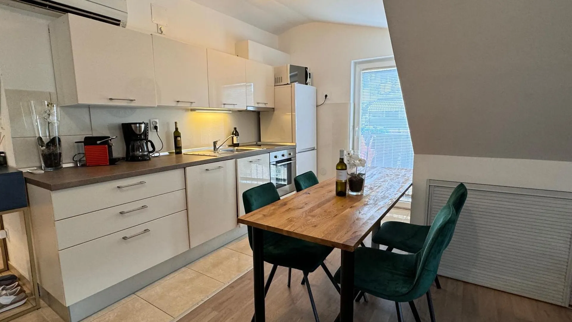 Modern, Spacious With Free Car Parking Split