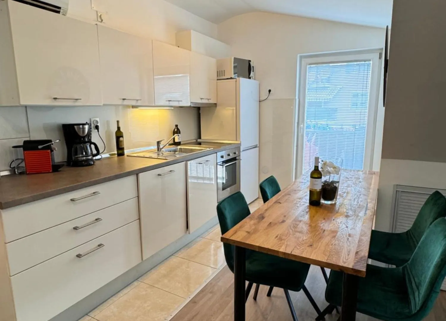 Modern, Spacious With Free Car Parking Split