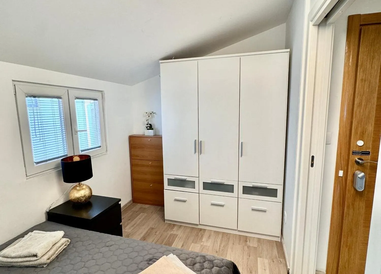 Modern, Spacious With Free Car Parking Split